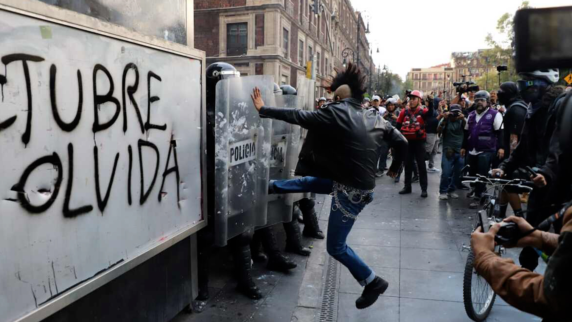 Reporte final: 94 policías y 29 civiles heridos en la violenta marcha del 2 de octubre. Disturbios, bombas molotov y tres uniformados graves.