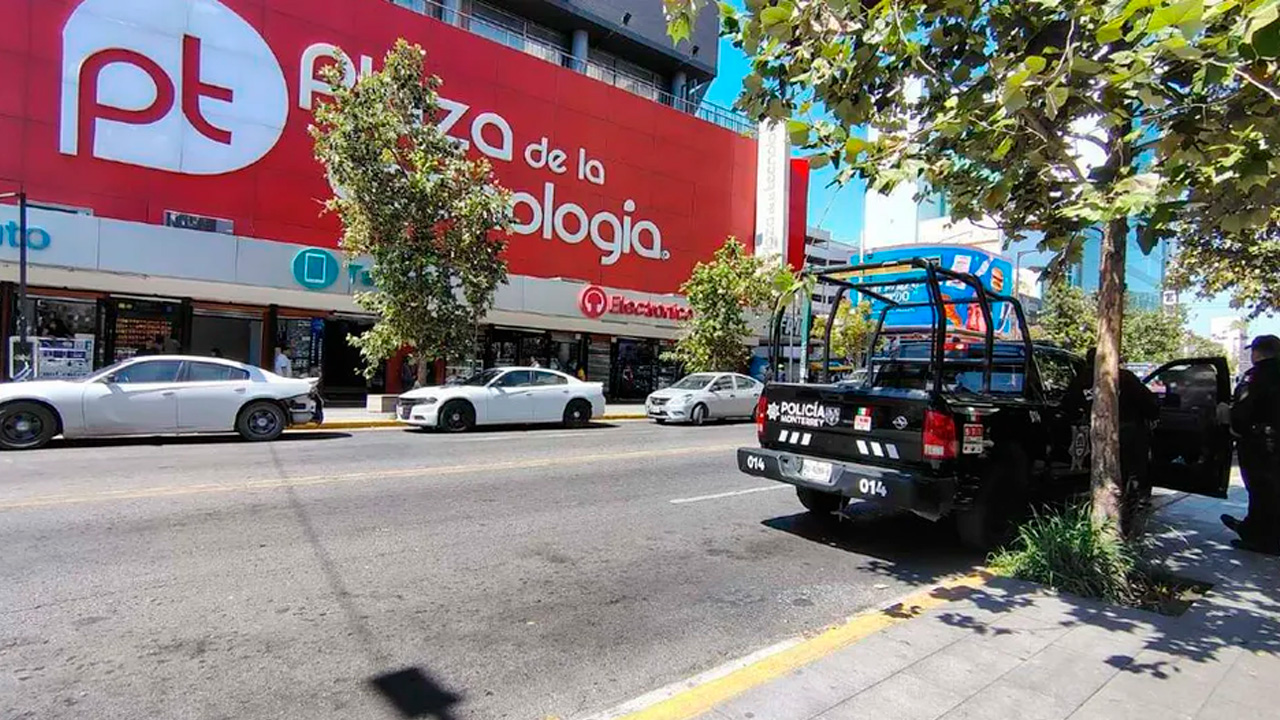 Un cateo en la Plaza de la Tecnología de Monterrey permitió a la AEI recuperar un celular robado tras una denuncia ciudadana.