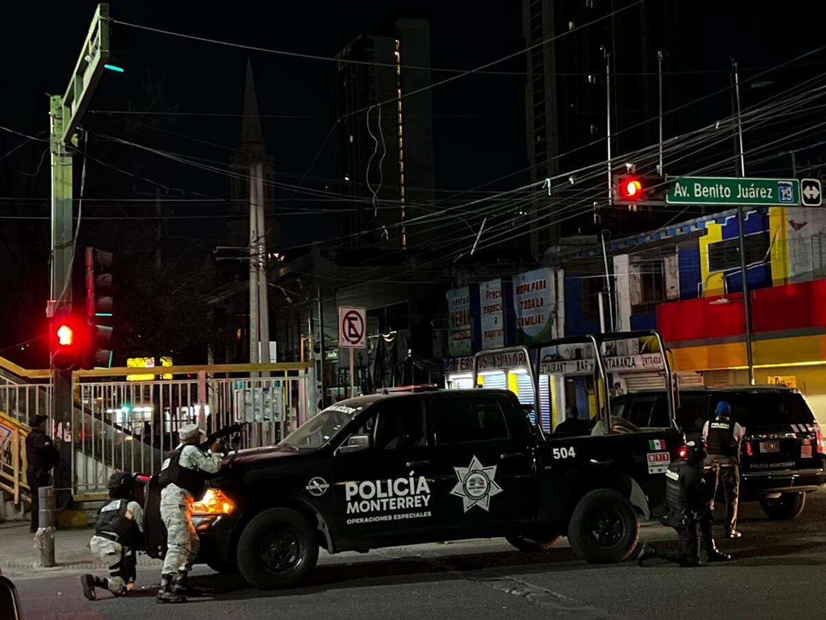 Dos hombres fueron detenidos luego de atacar a balazos a elementos de la Policía de Monterrey en el Centro de la Ciudad.