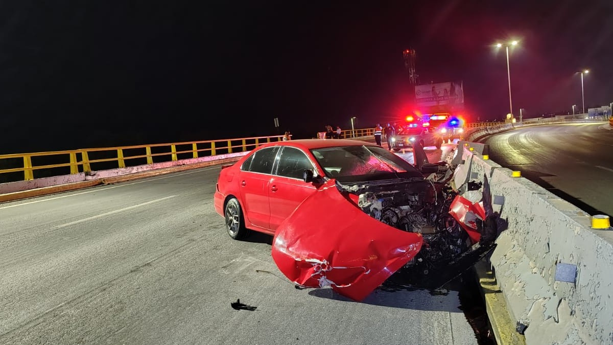 Un aparatoso accidente registrado este viernes sobre la carretera federal Torreón-San Pedro dejó como saldo un vehículo completamente destrozado.