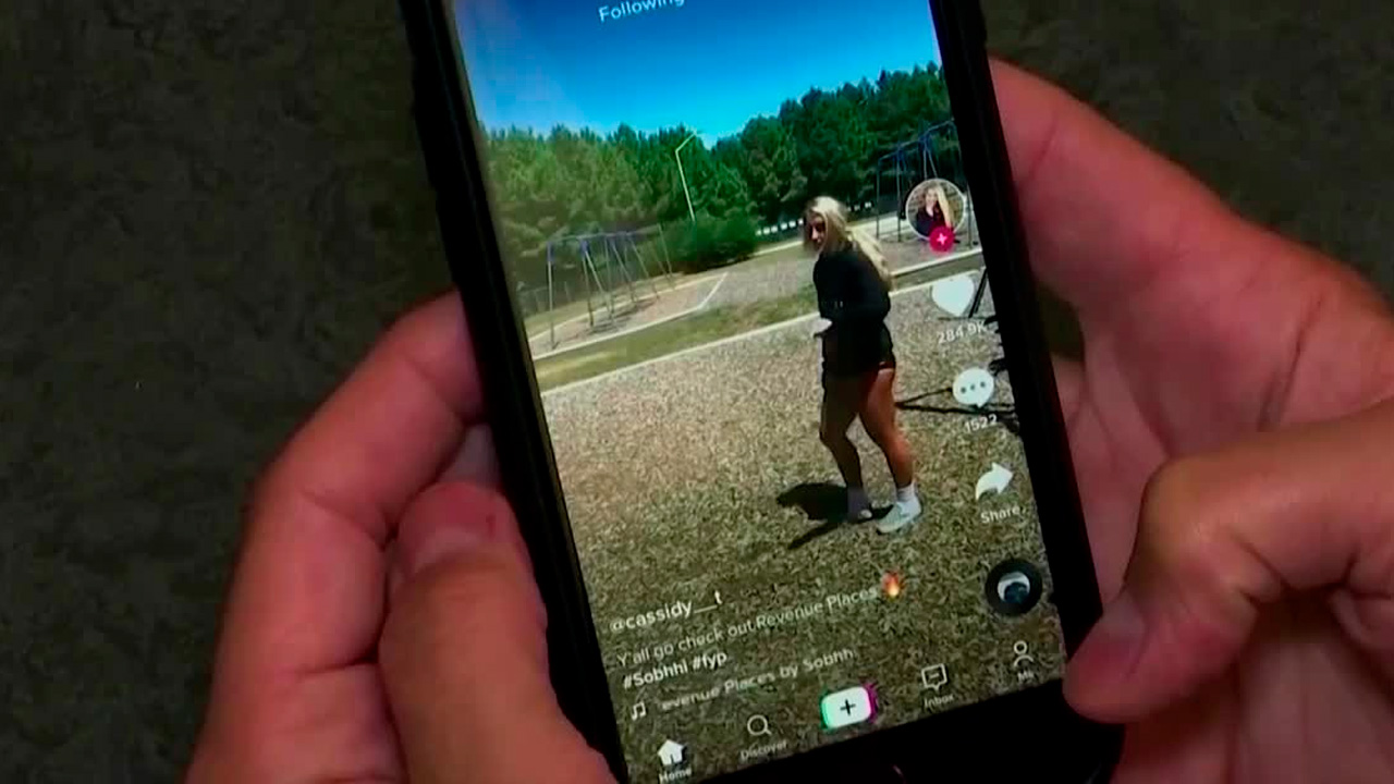 Un estudio de la Universidad de Ginebra reveló que los adolescentes cuyos padres prohíben el uso del celular en la noche duermen 40 minutos más al día.