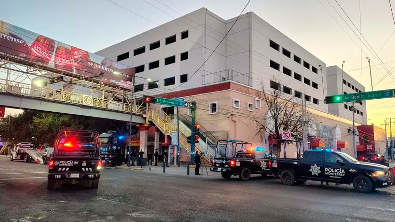 Dos hombres fueron detenidos tras atacar a una patrulla en el Centro de Monterrey, desatando una persecución y un intercambio de disparos.