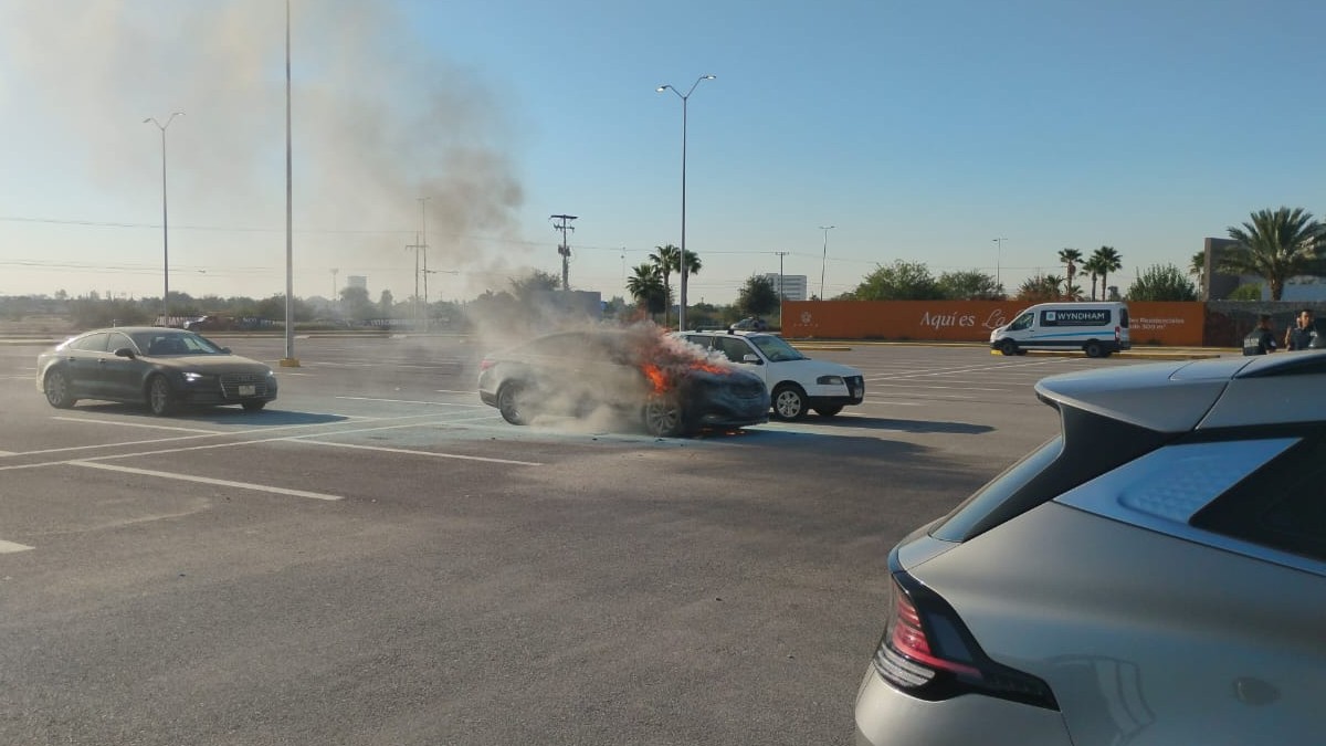 Un vehículo se incendió en el estacionamiento del Centro de Convenciones de Torreón mientras sus ocupantes se disponían a asistir a una exposición de papelería.