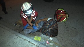 A punta de golpes el sujeto lo tiró al suelo y, ya con la víctima indefensa, le descargó el azadón en las piernas hasta provocarle una fractura.