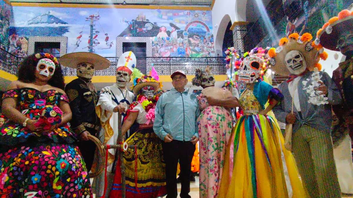 personas disfrazadas del día de muertos