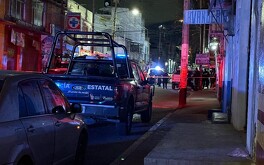 Peritos de la Fiscalía mexiquense llegaron al lugar para levantar los primeros indicios del crimen ocurrido en chelería clandestina de Ecatepec.