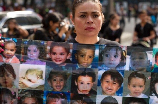Autoridades estadounidenses detuvieron a una mujer sentenciada por la muerte de 49 niños en 2009 en un incendio en guardería mexicana.