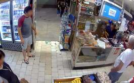 El asalto a una tienda de abarrotes en la colonia Las Sabinas en Guadalupe, Nuevo León fue captado por cámaras de seguridad del establecimiento.