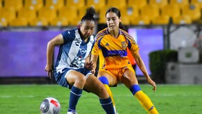 Greta Espinoza de Tigres enfrentándose a una jugadora de Pachuca Femenil.