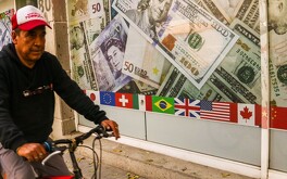 El peso mexicano diariamente tiene variaciones en su precio frente al dólar.