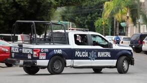 Sujetos armados disparan contra policías estatales y huyen.