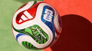 El balón Trionda representa la unión entre las tres naciones que serán sede de la Copa del Mundo: México, Estados Unidos y Canadá.