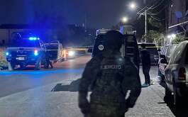 Hombres armados irrumpieron en una casa y asesinaron a balazos a una mujer en la colonia Alianza Real, en el municipio de Escobedo, Nuevo León.