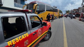 El conductor de una unidad de transporte turístico originario de Michoacán, fue prensado por su propio autobús en la comunidad de La Sauceda.