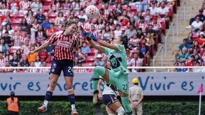 Alicia Cervantes rematando de cabeza ante la salida de la portera de Pumas para marcar el gol de la victoria.
