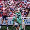 Alicia Cervantes rematando de cabeza ante la salida de la portera de Pumas para marcar el gol de la victoria.