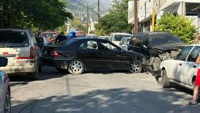 Hombres ebrios chocan varios vehículos en Santa Catarina