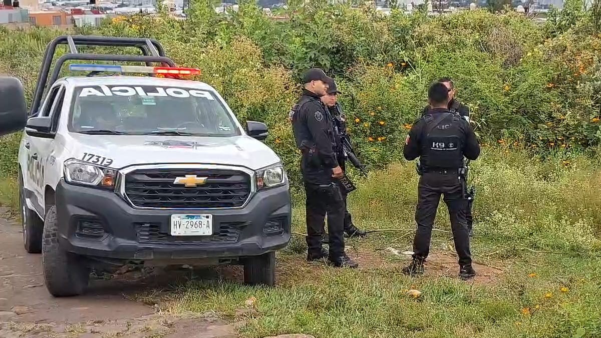 Autoridades municipales y forenses acudieron al sitio del hallazgo en la colonia Terralta, en San Pedro Tlaquepaque.