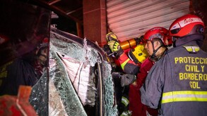 Equipos de rescate liberaron a una mujer que quedó atrapada tras el choque y volcadura en la colonia Reforma.