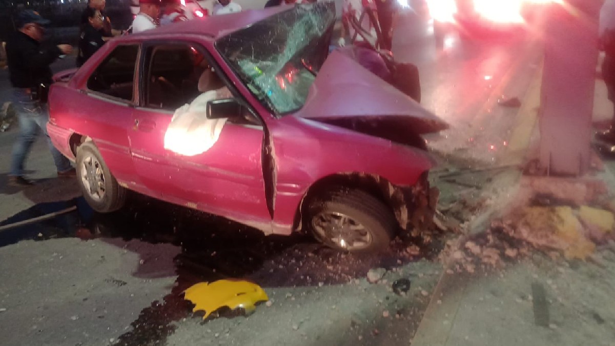 El Ford Escort de Saúl quedó totalmente destrozado tras impactar un muro en Torreón; el conductor, con aliento alcohólico, sufrió fractura en la pierna derecha