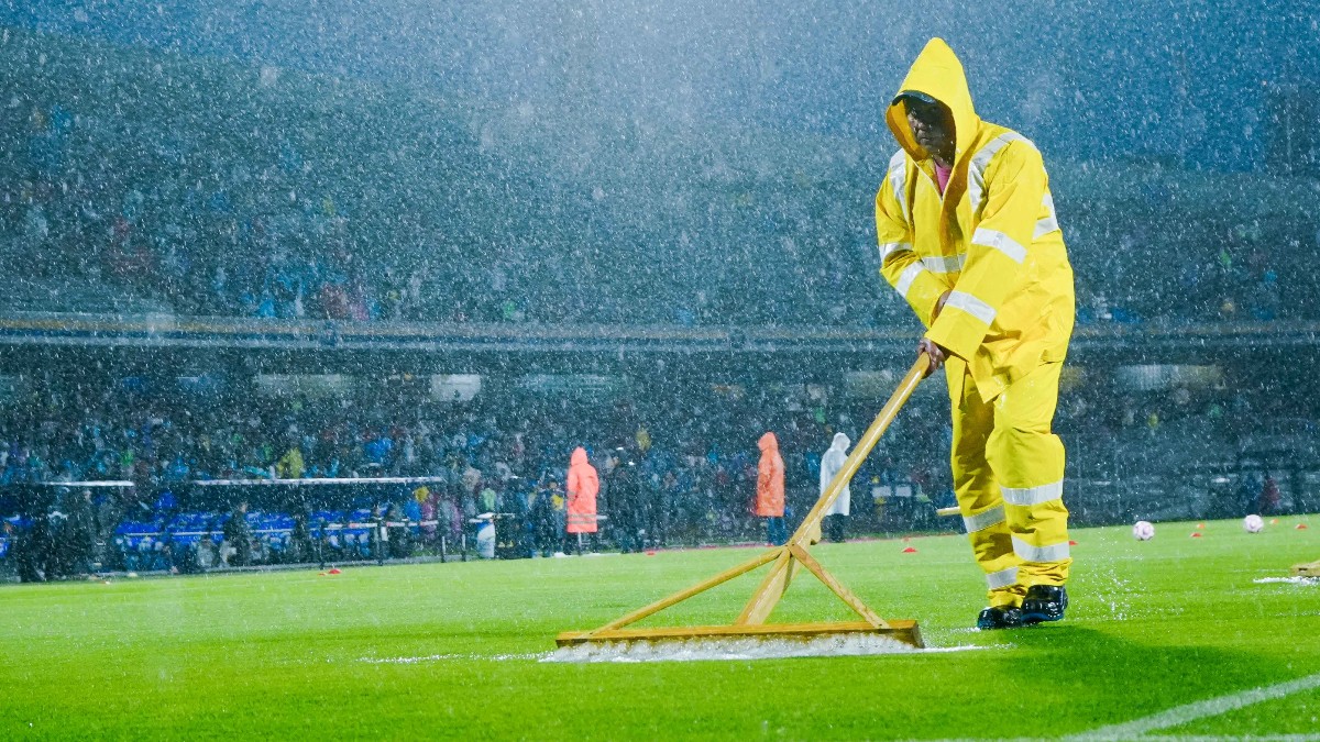 El encuentro de la jornada 12 entre los Pumas de la UNAM y las Chivas fue reprogramado por lluvia.