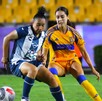 Greta Espinoza de Tigres enfrentándose a una jugadora de Pachuca Femenil.