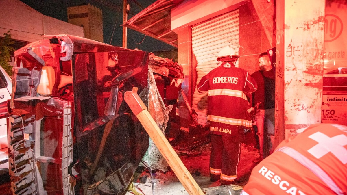 Seis personas lesionadas tras aparatoso choque con volcadura en Guadalajara