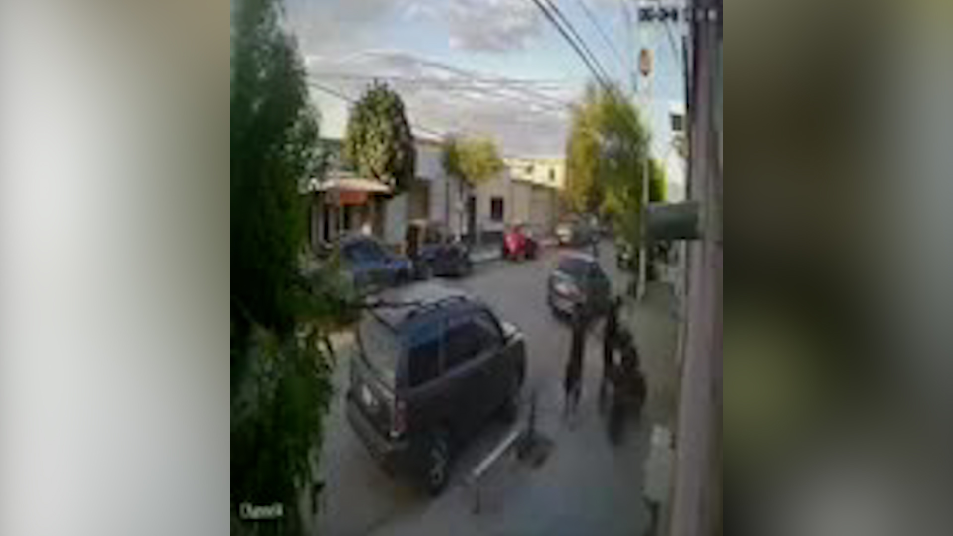 Dos jóvenes vandalizaron una camioneta en San Pedro de las Colonias, lo que desató la molestia del propietario quien los persiguió para después atropellarlos.