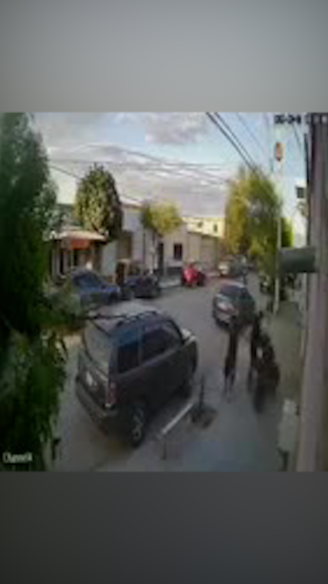 Dos jóvenes vandalizaron una camioneta en San Pedro de las Colonias, lo cual desató la molestia del propietario, quien inició una persecución para después atrop