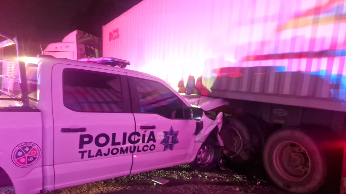 Oficial de Policía de Tlajomulco lesionado tras chocar su unidad contra un tráiler en el poblado de Buenavista.