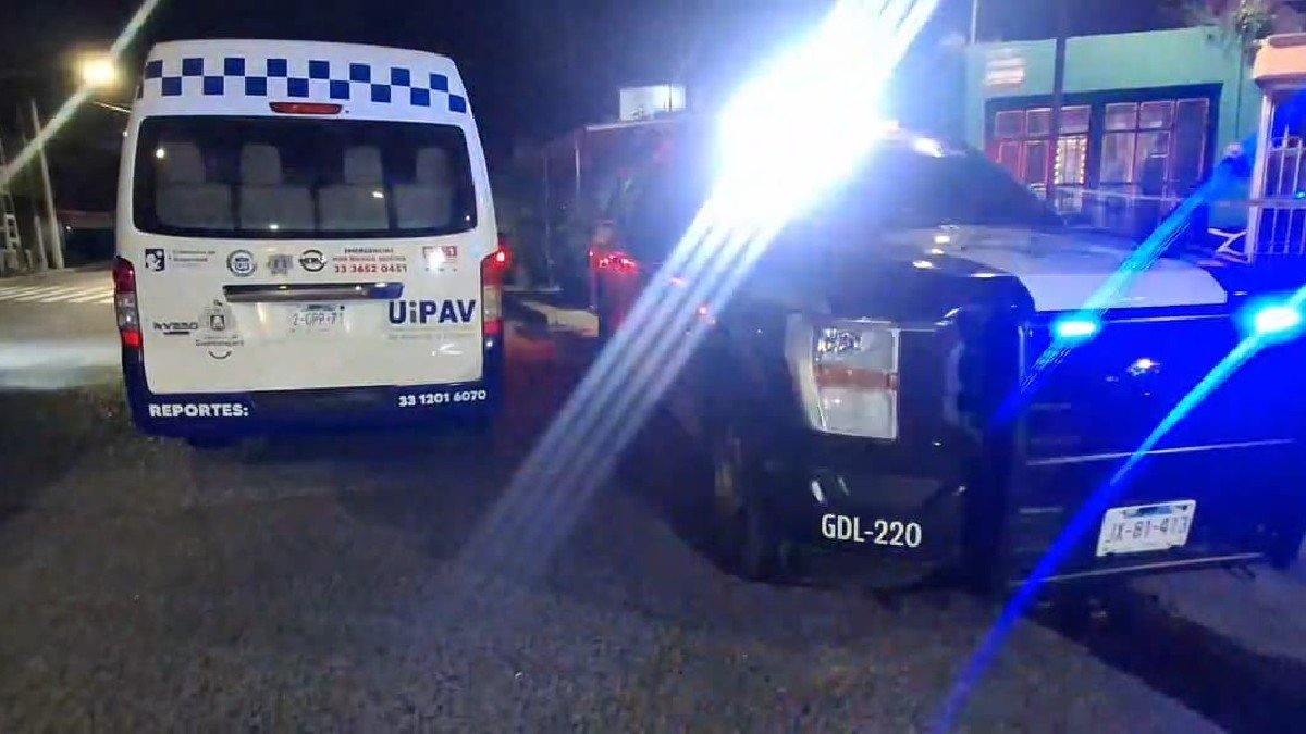 Policías de Guadalajara acordonaron el sitio donde un hombre fue asesinado mientras jugaba maquinitas en la colonia Agustín Yáñez