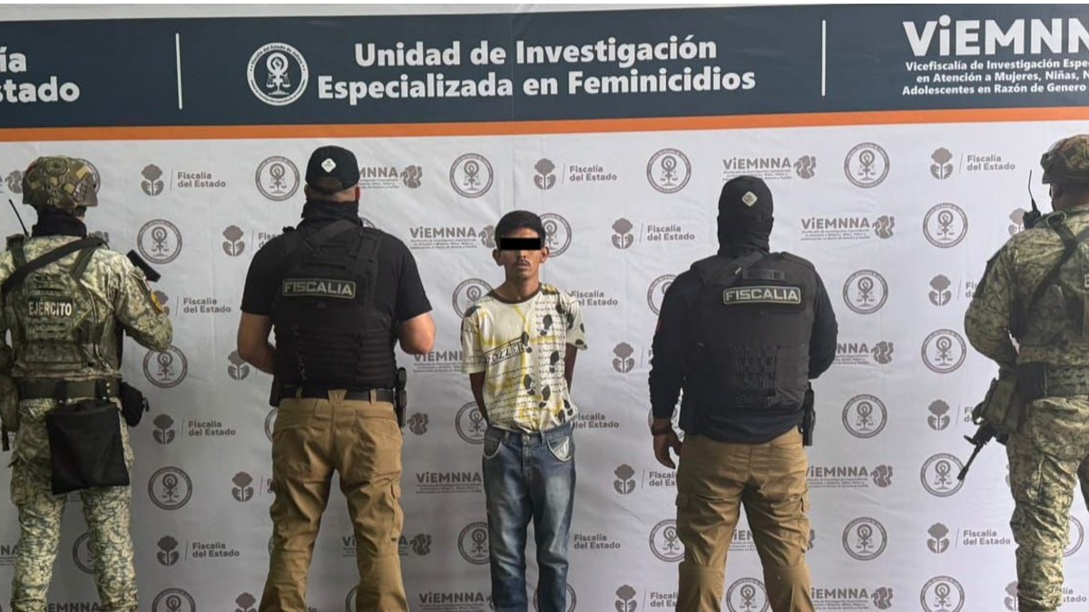 Agentes de la Fiscalía de Jalisco trasladan a Kevin Israel “N”, detenido por su probable participación en el homicidio de una mujer en la colonia El Campesino,