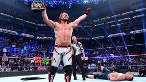 AJ Styles levantando el campeonato de WWE en el evento No Mercy, luego de vencer a John Cena y Dean Ambrose.
