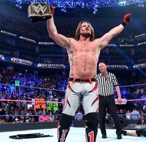 AJ Styles levantando el campeonato de WWE en el evento No Mercy, luego de vencer a John Cena y Dean Ambrose.
