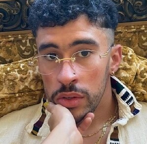 El músico puertorriqueño Bad Bunny utilizó su monólogo en el popular programa Saturday Night Live (SNL) para responder con sorna a la polémica