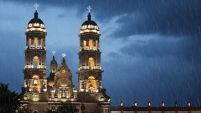 Ingreso de humedad y atmósfera inestable traerán lluvias y chubascos en Jalisco. Zona de baja presión frente al sur de México está en vigilancia.