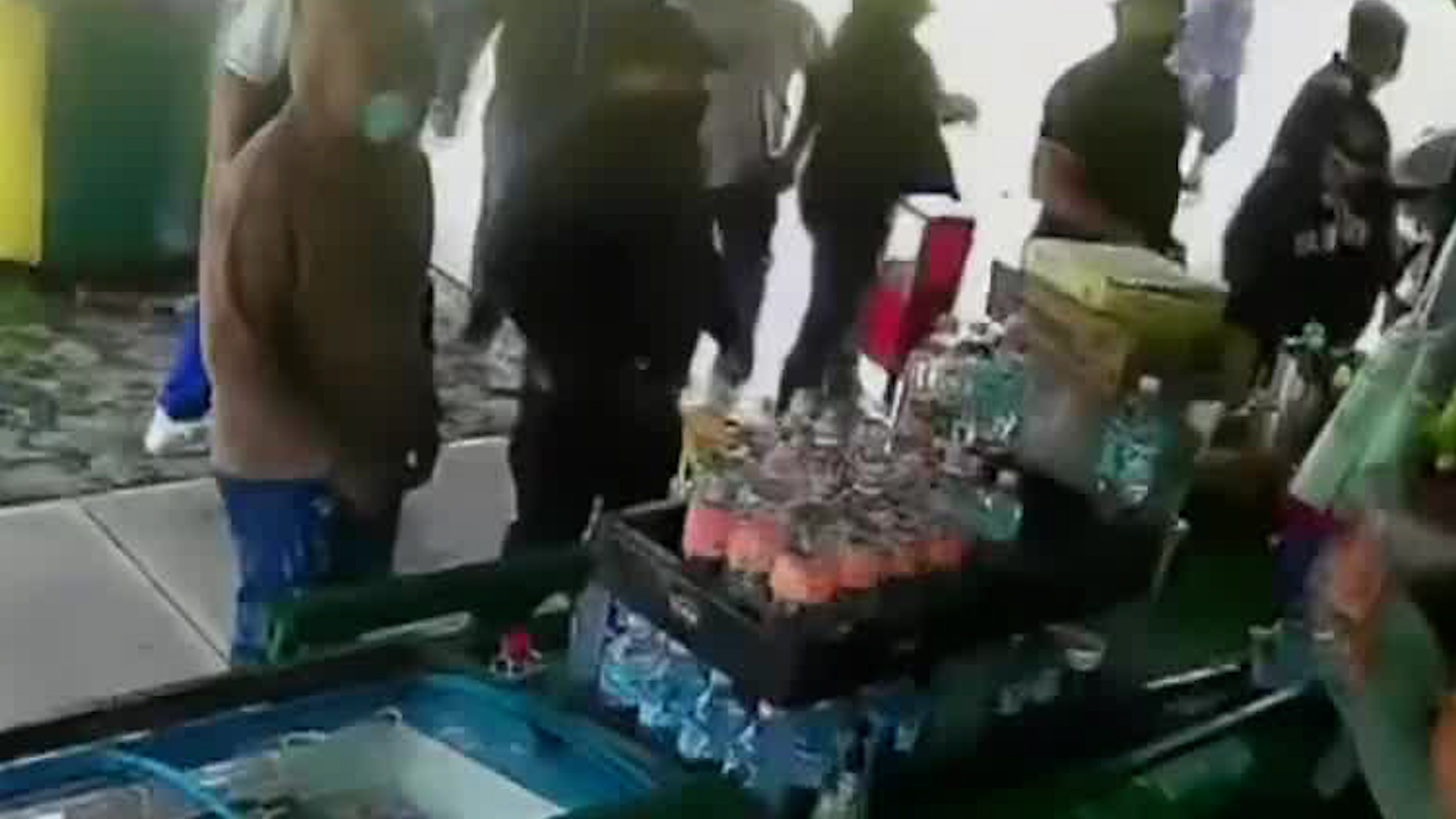 En la Unidad Deportiva Cuemanco, los comerciantes han estado laborando por más de tres años en la zona, pero han sido desplazados por los nuevos vendedores.