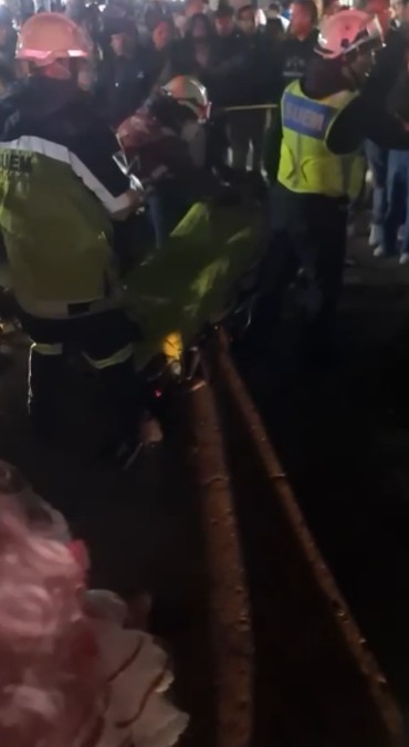 Asistentes del carnaval de San Francisco Tlalcilalcalpan destrozaron el vehículo del conductor que atropelló a personas. Asistentes del carnaval de San Francisco Tlalcilalcalpan destrozaron el vehículo del conductor que atropelló a personas.
