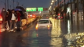 La lateral de la calle 16 de Septiembre fue un punto crítico, dejando vehículos varados y casi cubiertos por el agua.