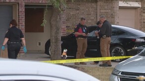 Una madre de Texas disparó a sus cuatro hijos dentro de un vehículo, matando a dos. Enfrenta cargos de asesinato mientras continúa la investigación.