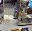 El asalto a una tienda de abarrotes en la colonia Las Sabinas en Guadalupe, Nuevo León fue captado por cámaras de seguridad del establecimiento.