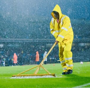 El encuentro de la jornada 12 entre los Pumas de la UNAM y las Chivas fue reprogramado por lluvia.