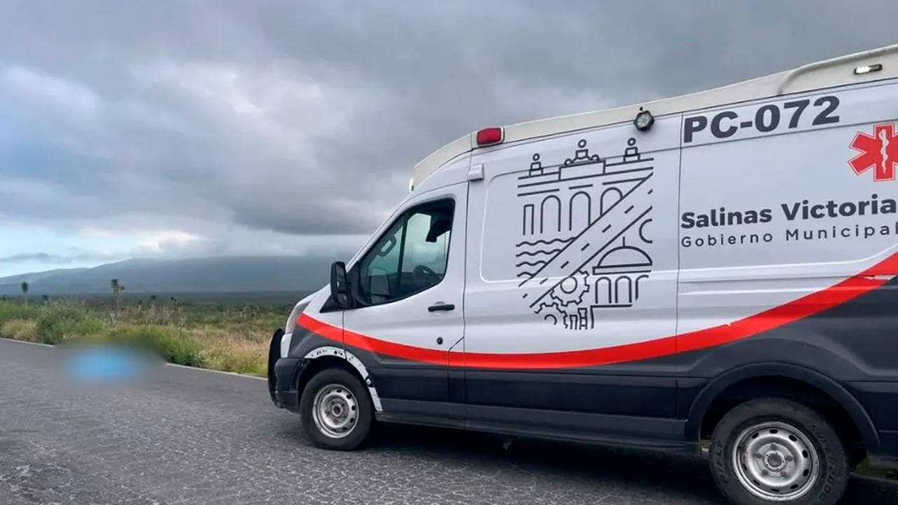 El cuerpo de un hombre fue localizado sin vida sobre la carretera a Colombia, en Salinas Victoria.