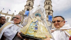 La Romería es una peregrinación de 9 kilómetros que acompaña a la imagen de la Virgen de Zapopan desde la Catedral de Guadalajara hasta su Basílica en Zapopan.