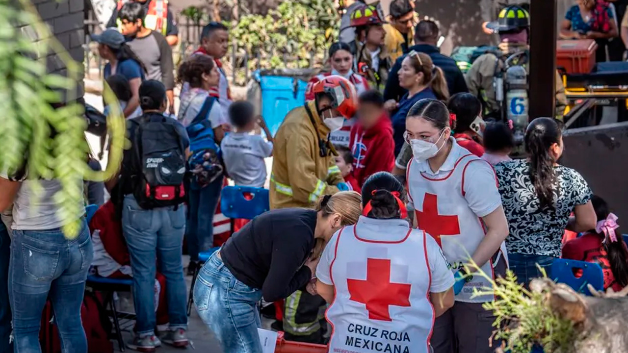 Más de 200 alumnos de seis escuelas primarias en Tijuana resultaron intoxicados tras consumir pollo presuntamente en mal estado.