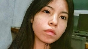 Kimberly Hilary tiene 16 años y mide 1.43 metros