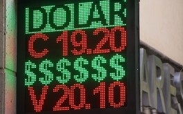 El valor del peso frente al dólar varía diariamente.