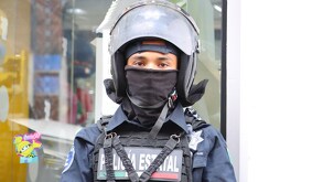 un policía esatal con uniforme y casco