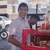 un joven vendidendo cocteles de fruta