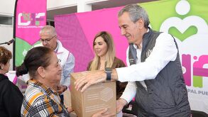 pepe chedraui entrega apoyos alimentarios